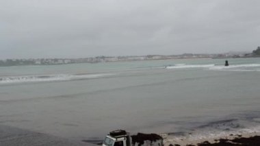 liman ve Kale Panoraması Aquitaine, Fransa, kötü hava içinde de Socoa