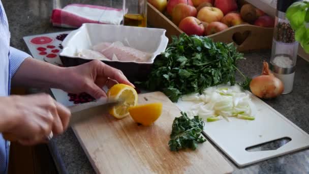 Preparación Pescado Fresco Filetes Bacalao Crudo Con Adición Hierbas Limón — Vídeos de Stock