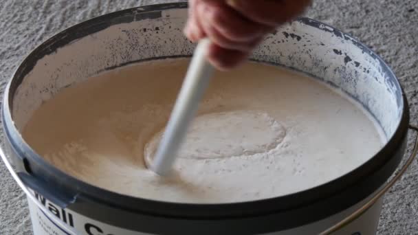 Primer Plano Hombre Manos Mezclando Pintura Blanca — Vídeo de stock