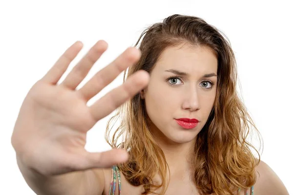 Portret van mooi meisje stopbord tonen met palm geïsoleerd — Stockfoto