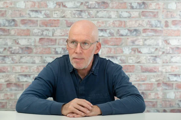 Portret van een senior man met baard en glazen — Stockfoto