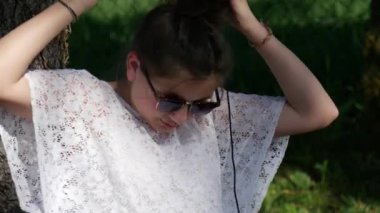 genç kız müzik dinleme ve içme suyu Park