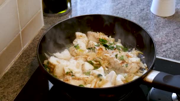 Cuisson Poisson Frais Filets Morue Avec Ajout Crème Herbes Citron — Video