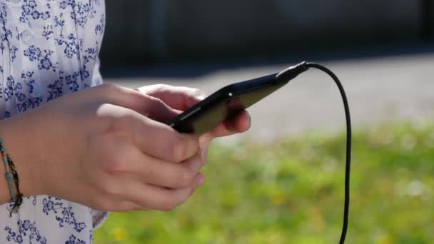 Close Van Handen Van Tiener Met Een Smartphone — Stockvideo