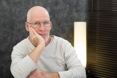 Sakal ve gözlük ile üst düzey adam portresi