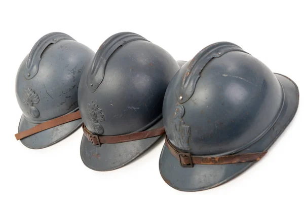Tres cascos militares franceses de la Primera Guerra Mundial en ba blanca —  Fotos de Stock