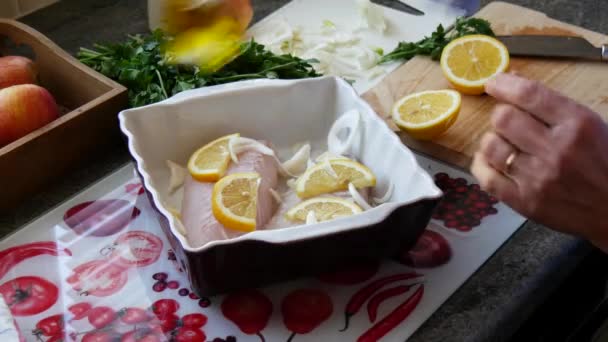 Preparação Peixe Fresco Filetes Bacalhau Crus Com Adição Ervas Limão — Vídeo de Stock