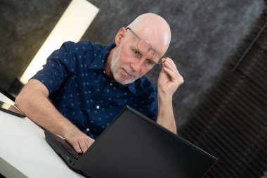 Üst düzey işadamı, dizüstü bilgisayar kullanarak zorluklar ve v geçiriyor