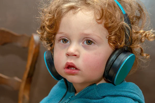 Malý chlapec posloucháte hudbu se sluchátky — Stock fotografie