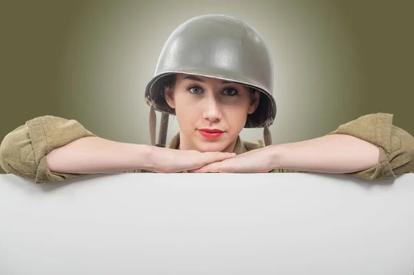 Joven mujer vestida con wwii militar nos uniforme con casco espectáculo — Foto de Stock