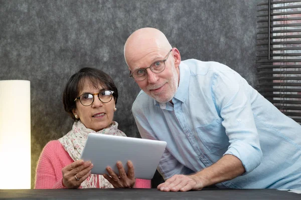 Happy senior couple using digital tablet — Stock Photo, Image