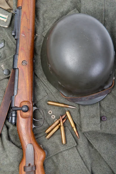 Fundo vintage com equipamento de campo do exército alemão e rifle — Fotografia de Stock