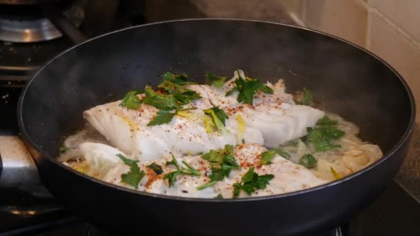 Cocina Pescado Fresco Filetes Bacalao Con Adición Nata Hierbas Limón — Vídeo de stock