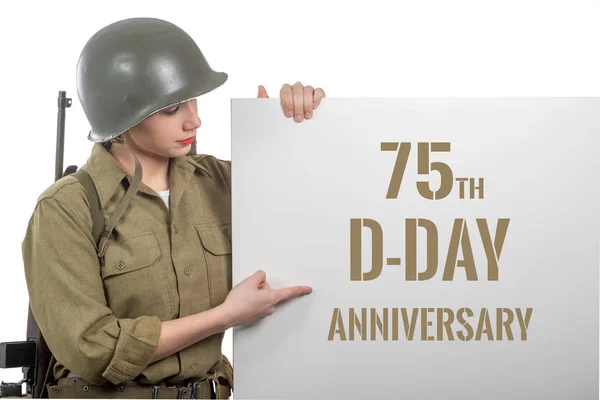 Genç kadın giyinmiş bize İkinci Dünya Savaşı askeri üniformayla kask sho — Stok fotoğraf