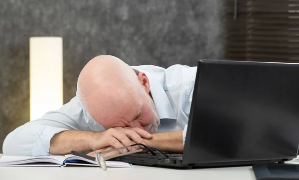 Ανώτερος επιχειρηματίας είναι κουρασμένος στο γραφείο — Φωτογραφία Αρχείου