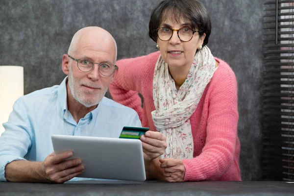 Happy senior couple using digital tablet — Stock Photo, Image