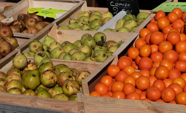 Frutas nas caixas de madeira no mercado — Fotografia de Stock