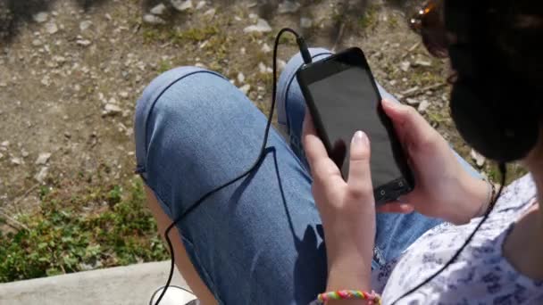 Primo Piano Delle Mani Adolescente Con Uno Smartphone — Video Stock