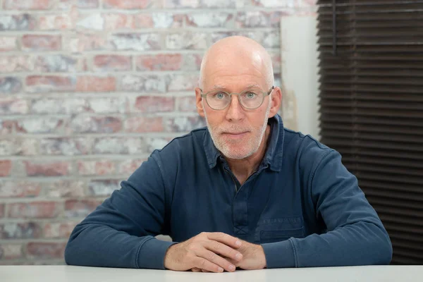 Portret van senior man met baard en glazen — Stockfoto