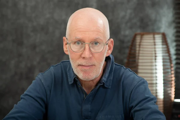 Portrait of senior man with beard and glasses — Stock Photo, Image