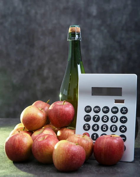 有机苹果, 一瓶苹果酒和计算器, 昂贵的凹痕 — 图库照片