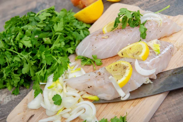 Frischer Fisch, rohe Kabeljaufilets mit Zusatz von Kräutern und Zitrone — Stockfoto