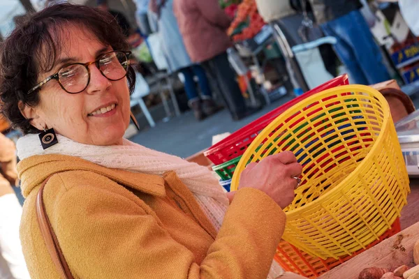 Femme achetant des légumes sur le marché — Photo