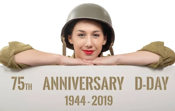 Ung kvinna klädd i oss andra världskriget militär uniform med hjälm show — Stockfoto