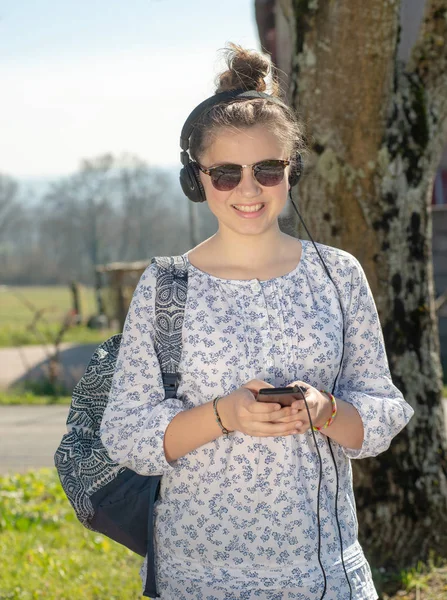 Młody nastolatek dziewczyna z okulary słuchania muzyki odkryty — Zdjęcie stockowe