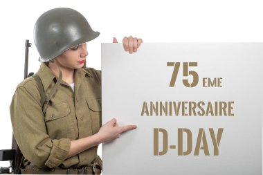 genç kadın giyinmiş bize İkinci Dünya Savaşı askeri üniformayla kask sho