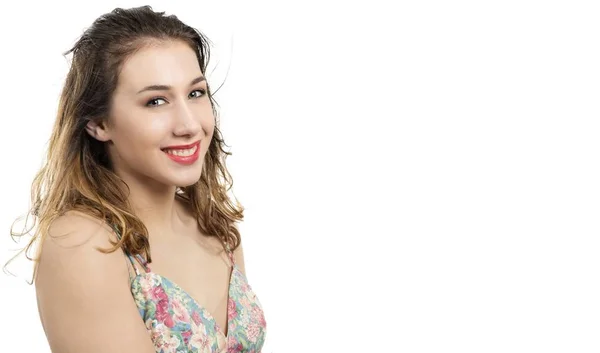 Attraktive junge lächelnde Frau isoliert auf weißem Hintergrund — Stockfoto