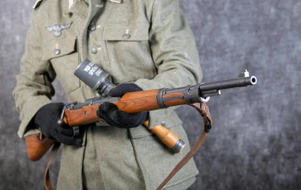 Puška a granát německého vojáka v bundě druhé světové literatury — Stock fotografie