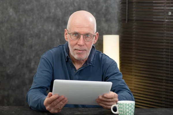 Handsome senior man using tablet computer — Stock Photo, Image