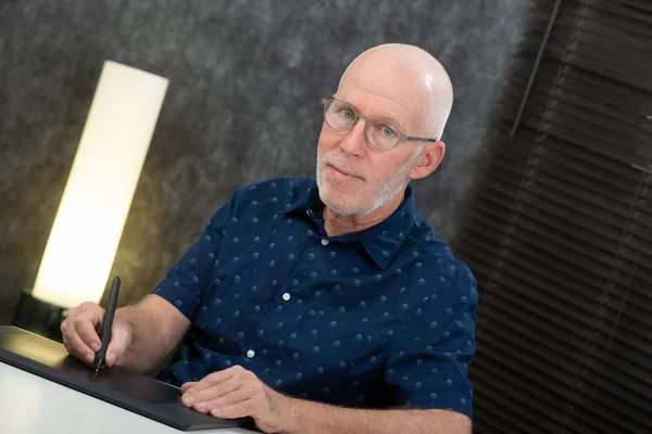 Senior Designer mit Grafik-Tablet im Büro — Stockfoto