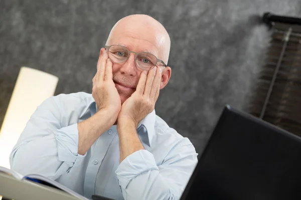 Senior obchodník je unavený v kanceláři — Stock fotografie