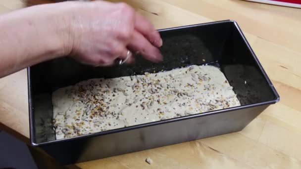 Приготовление Домашнего Безглютенового Хлеба — стоковое видео