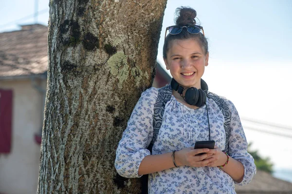 Ung tonåring flicka med solglasögon musik utomhus — Stockfoto
