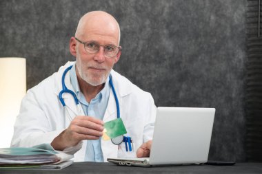 üst düzey sakallı doktor ile sağlık sigortası kartı