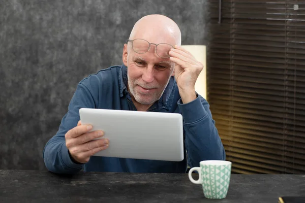 Senior businessman using tablet, he is having difficulties and v — Stock Photo, Image