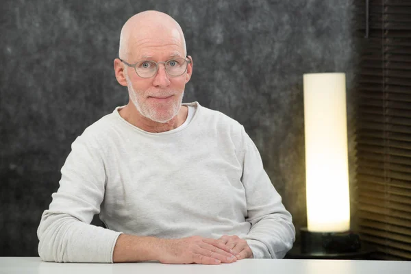 Porträt eines älteren Mannes mit Bart und Brille — Stockfoto