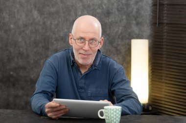 üst düzey yakışıklı tablet bilgisayar kullanarak