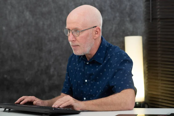 Όμορφος ανώτερος επιχειρηματίας χρησιμοποιώντας το πληκτρολόγιο του υπολογιστή — Φωτογραφία Αρχείου