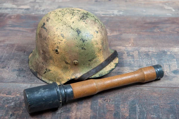 Παγκόσμιος πόλεμος δύο γερμανικά (Stahlhelm) στρατιωτικά κράνη με χειροβομβίδα — Φωτογραφία Αρχείου