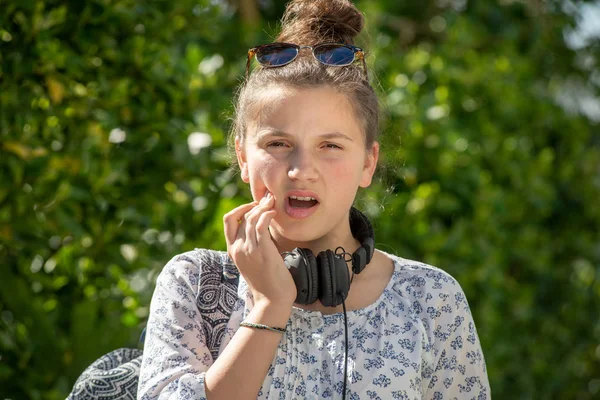 Young teenage girl has toothache — Stock Photo, Image