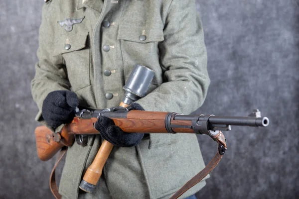 Gevär och granat av den tyska soldaten i jacka den andra wor — Stockfoto