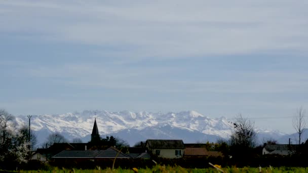 Campagne Église Pyrénées Montagnes Arrière Plan — Video