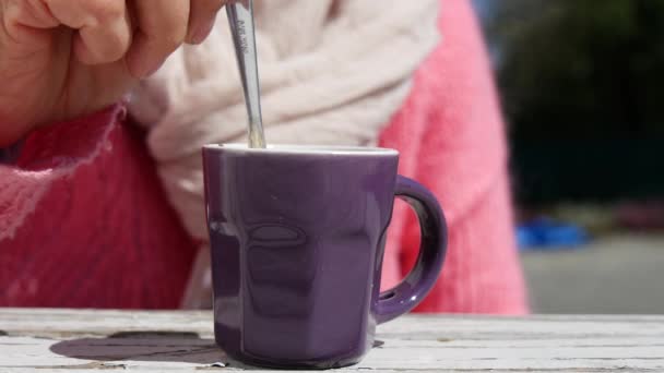 坐在咖啡馆里喝着一杯咖啡的女人用杯子特写的手 — 图库视频影像