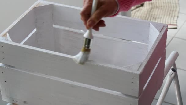 Decorador Pintando Uma Caixa Madeira — Vídeo de Stock