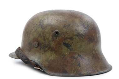 Alman Dünya Savaşı iki (Stahlhelm M1942) askeri kask.