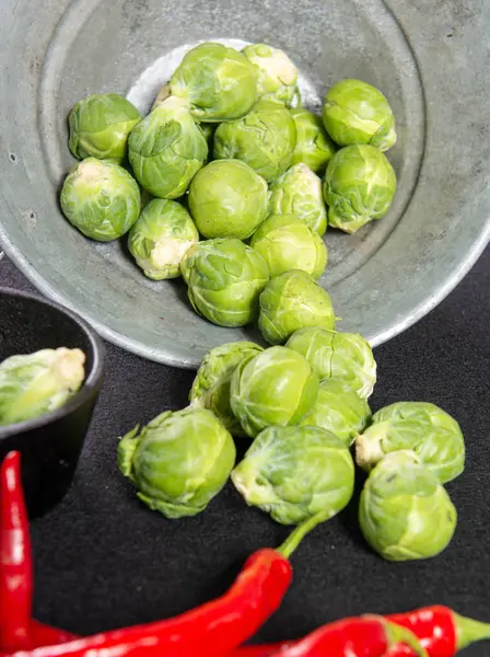 Tumpukan Brussel segar tumbuh dengan tomat dan paprika — Stok Foto